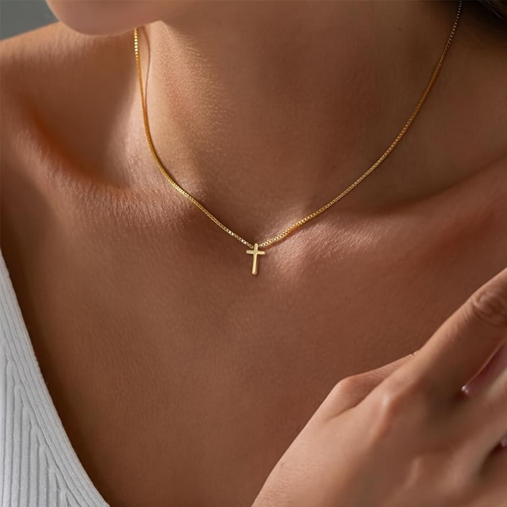 Elegante Colar Cruz de Aço Inoxidável para Mulheres Pingente Moderno Joia Adequada para Uso Casual e de Festa