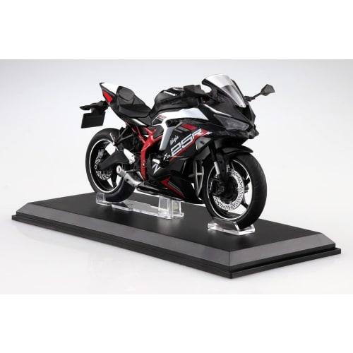 Aoshima Bunka Kyozai (AOSHIMA) Skynet 1/12 Scale Complete Kawasaki Ninja ZX-25R Motorcycle In Metallic Spark Black X Pearl Flat Stardust White