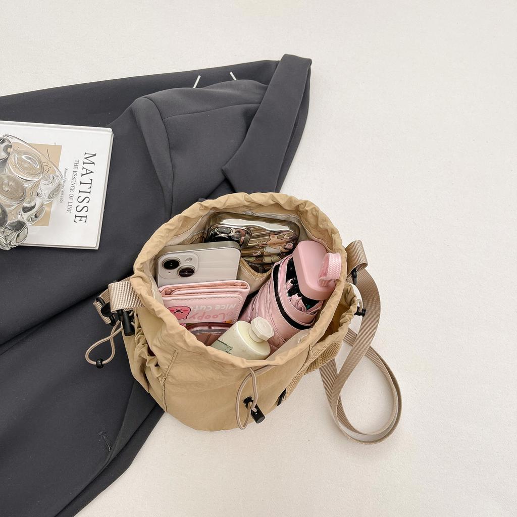 Japanese ins style niche design sense drawstring bucket outdoor sports leisure fashion versatile nylon messenger bag