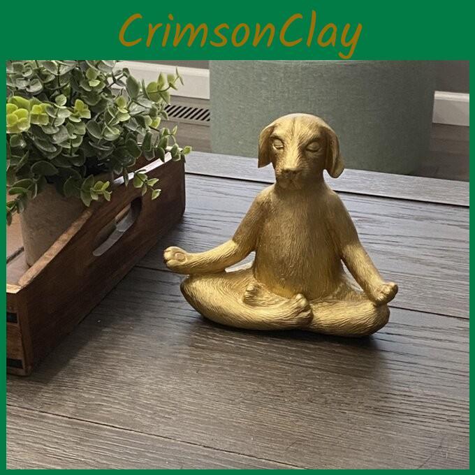Moderne minimalistische goldene Yoga-Hundefigur Stilvolles Harzornament für die Heimdekoration