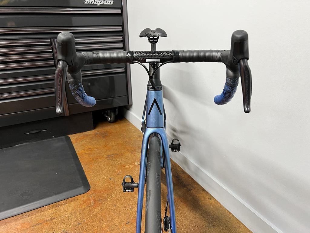 CICLOVATION Leather Touch SHINNING METALLIC Bar Tape [Sapphire Blue]