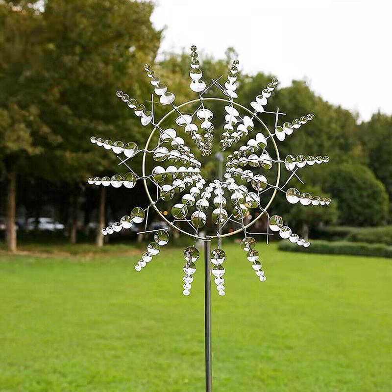 Kinetische Windmühlenskulpturen aus Metall, einzigartiger und magischer windbetriebener Spinnergarten