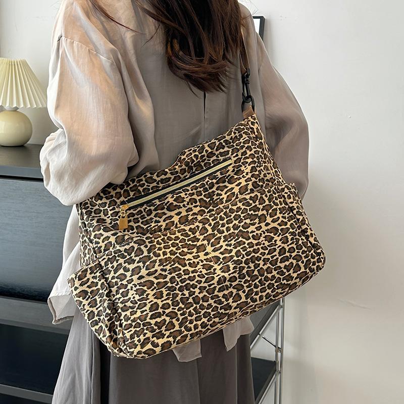 Women's New Shoulder Bag Leopard Print Casual Shopping Bag Large Capacity European and American Fashion Solid Color Tote Bag CLE