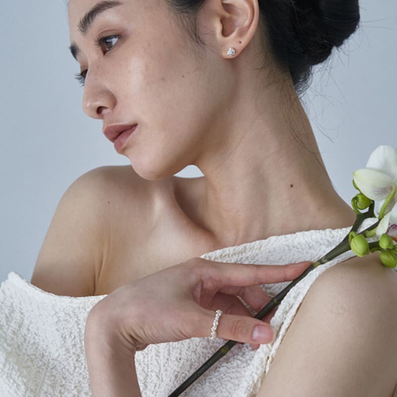 

edum e.027 Earrings shaped like flower buds. silver