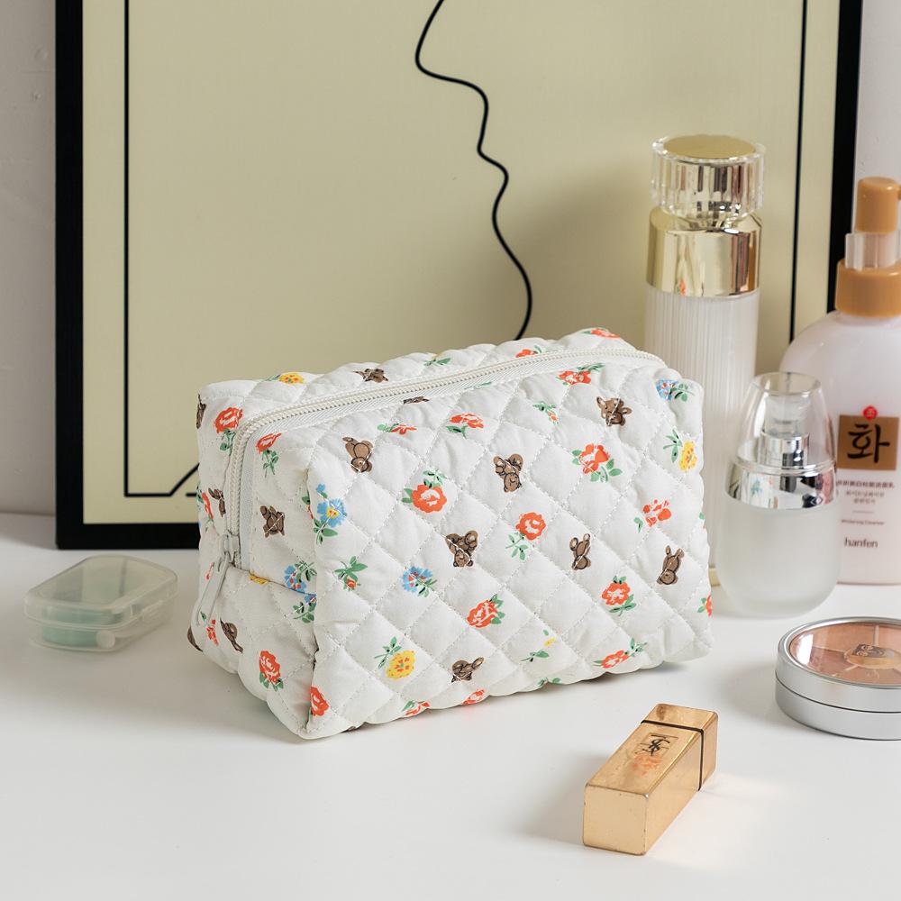 Ins Travel Cosmetic Organizer Flower Makeup Bag Women Cosmetic Bag Floral Makeup Pouch Portable Quilted Cotton Fabric Toilet Bag