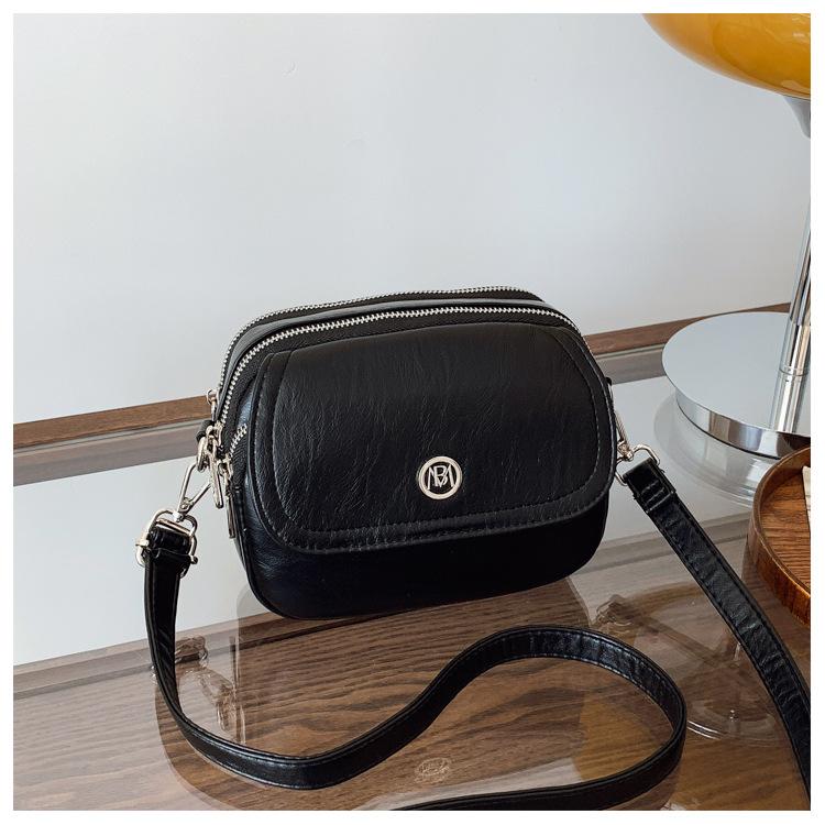 

Small bag women s new fashion shoulder messenger bag versatile, popular small square bag today чорний