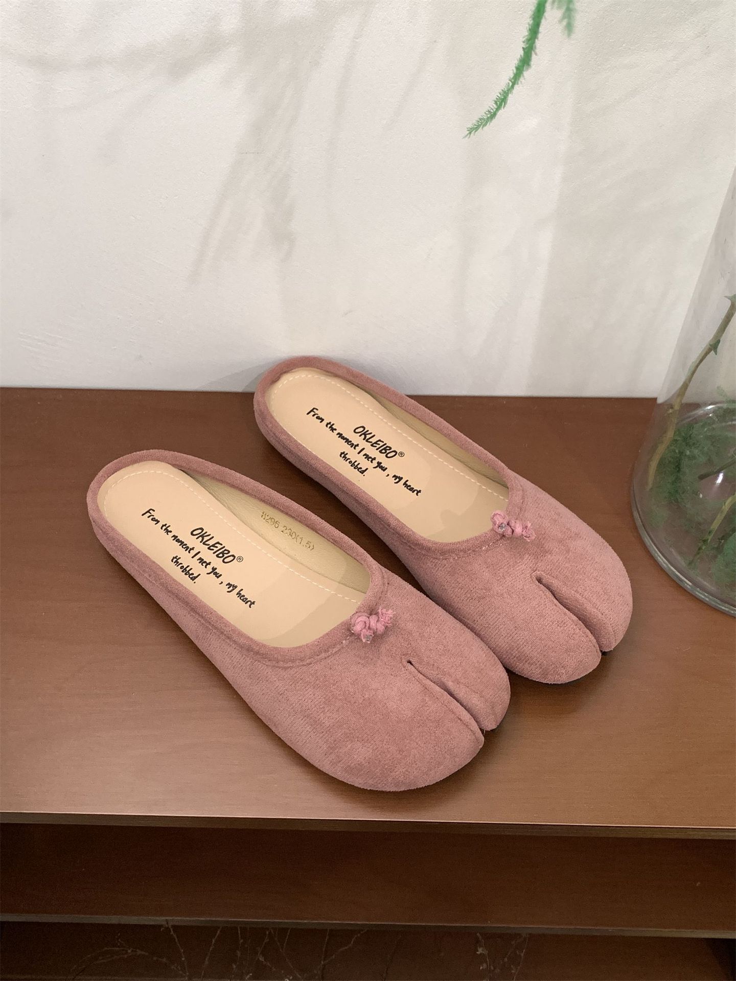 

Fashion Retro split-toe shoes for women, suede pig s hoof shoes, soft-soled closed-toe half-slippers 35 розовый