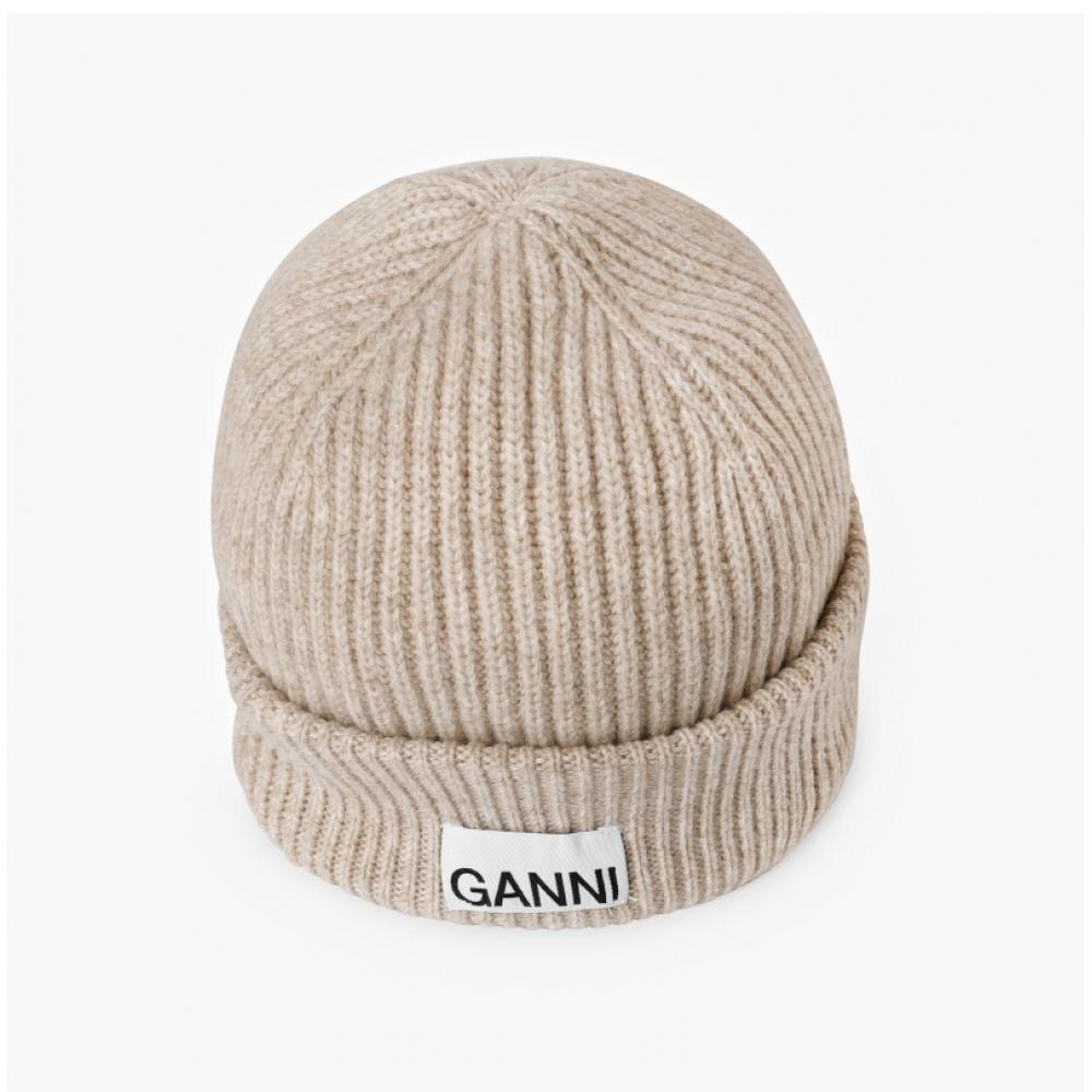 Ganni A5369 196 Czapka beanie z naszywką z logo, lekko usztywniana