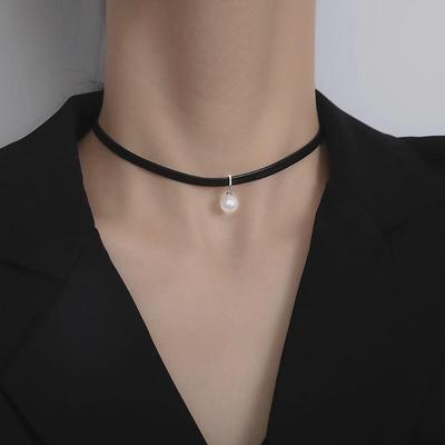 Choker da celebrità 2023: Collana di Perle e Ciondolo in Corda di Cuoio