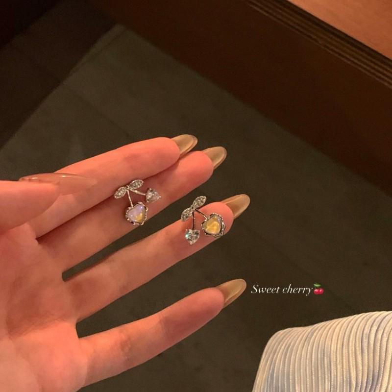 

Трендовые клипсы-пусеты «Вишня» в стиле легкой роскоши 2024 года - Уникальный дизайн без пирсинга Stud Style