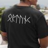 NAME in RUNEN Wikinger T-Shirt, Personalisiertes Futhark Runen Tee, Maßgeschneidertes Nordisches T-Shirt, Unisex Wikinger Kleidung, Geschenke zur Nordischen Mythologie
