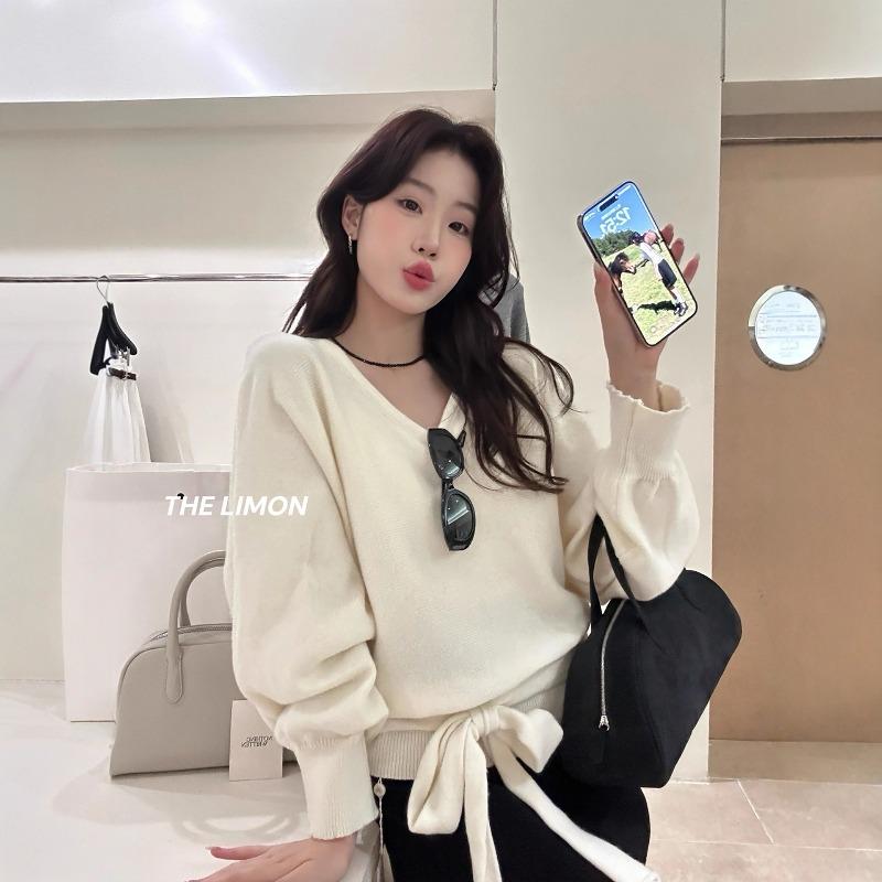 Design bat sleeve knitted sweater base loose light gray apricot new autumn and winter atmosphere collar straps