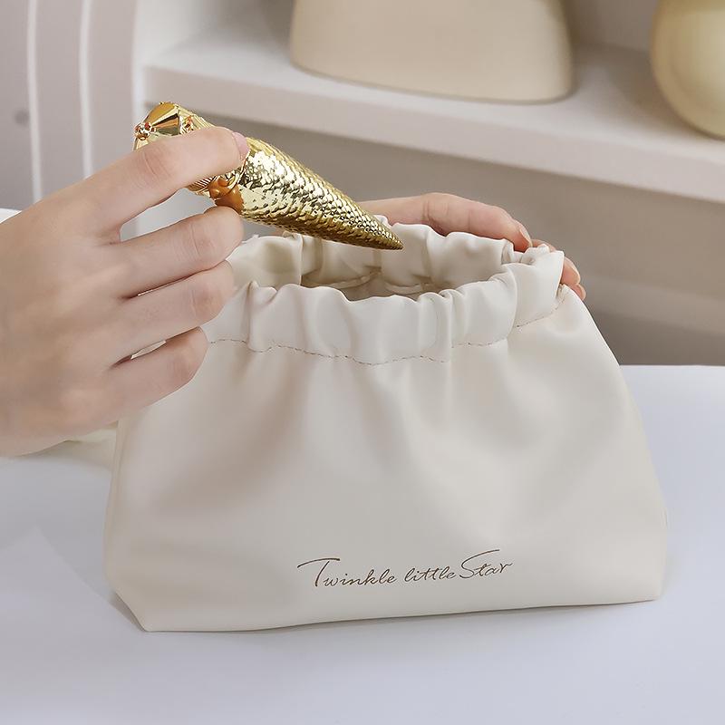Auto-Closing Waterproof PU Makeup Bag: Women's Pleated Lipstick & Touch-Up Pouch with Snap Closure for Convenient On-the-Go Storage.