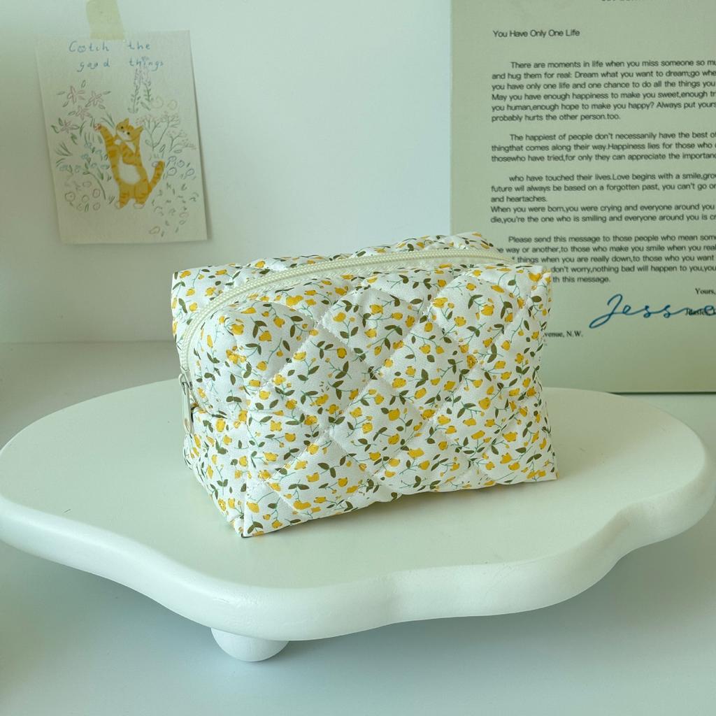 Floral Quilted Makeup Bag, Cute Small Cosmetic Pouch, Portable Zipper Toiletry Storage Bag for Travel Daily Use