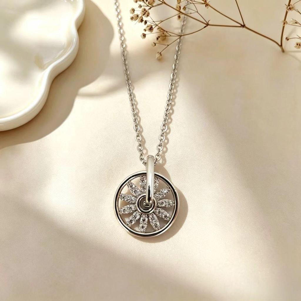 Korean Style Zirconia Rotating Circle Pendant Clavicle Necklace for Women