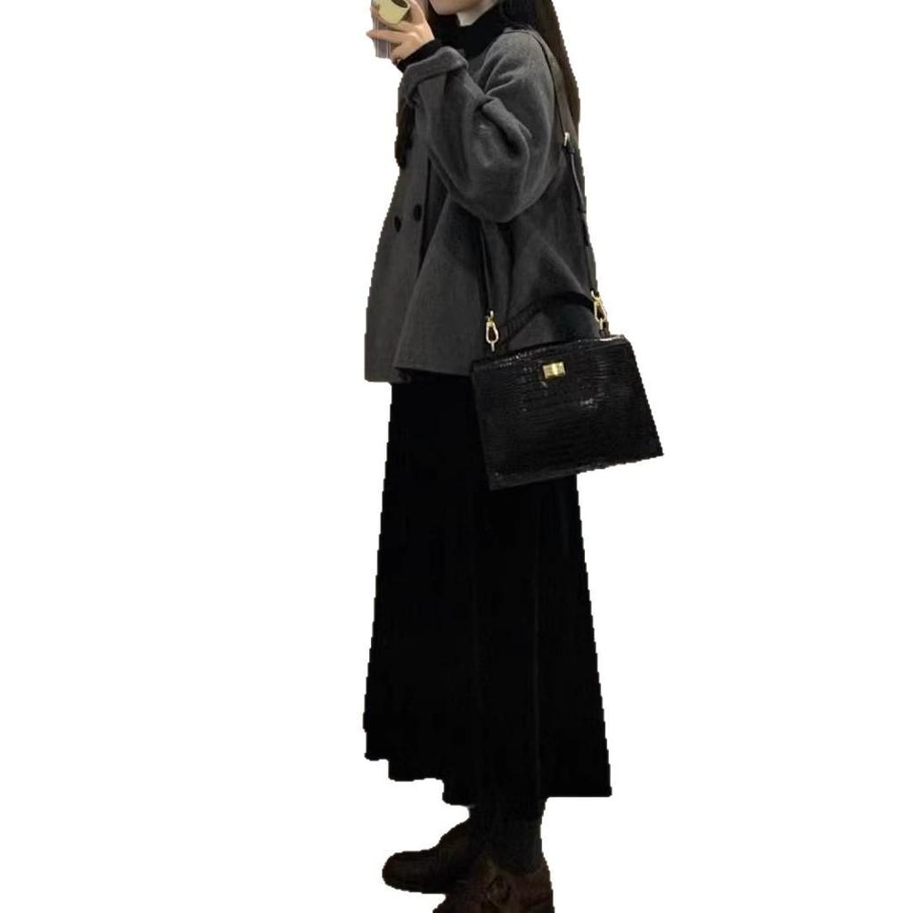 Women's Gray Woolen Coat - Retro Peter Pan Collar, Thickened Korean Hepburn Style for Autumn/Winter, Petite Fit.