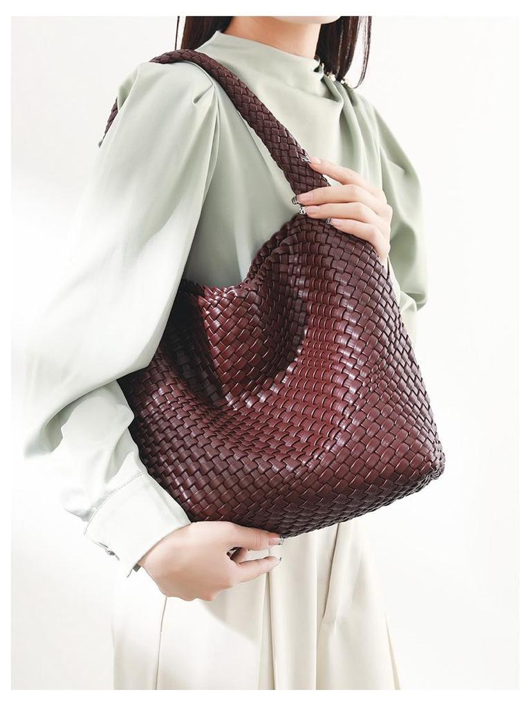 Handmade Woven Women's Tote: Large Capacity, Versatile Bucket Bag for Autumn/Winter - Perfect for Commute or Mother-Child Use