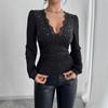 Damen Unifarben V-Ausschnitt Spitze Patchwork Strass Seitlicher Kordelzug Langarm T-Shirt