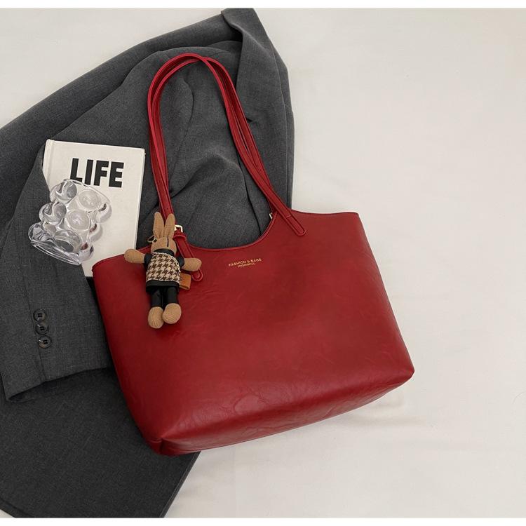 

Premium textured bag women s autumn and winter 2025 new simple retro shoulder bag class commuter tote bag armpit bag No pendant бордовый