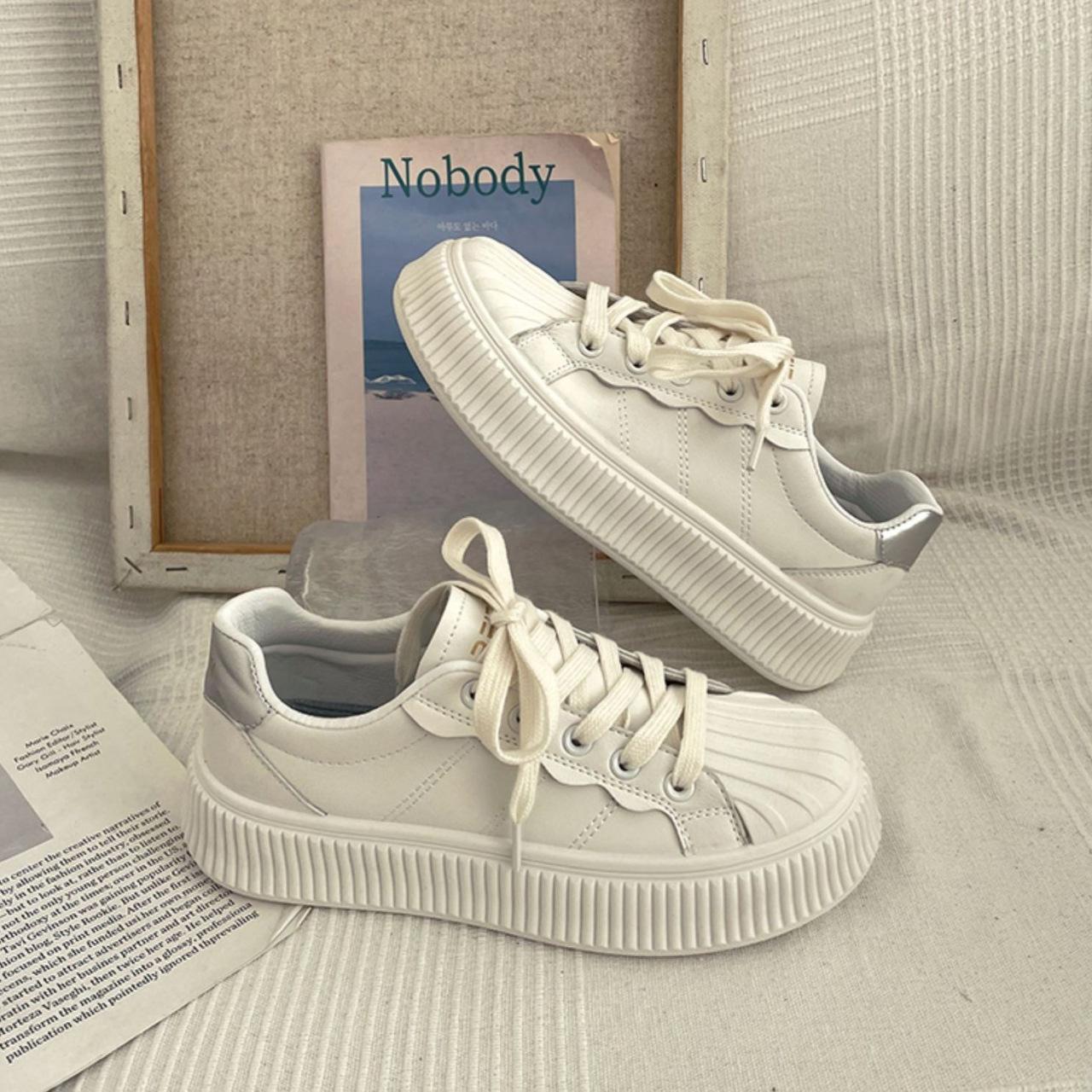 

Белая обувь. Женские весенне-осенние кроссовки. Новые универсальные кроссовки на платформе Minority. 35 серебряный