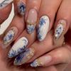 Lefan 3D Gold Tragen Nagelkunst Blau und Weiß Nagelkunst Nagelstück Blaue Blume Falsches Nagelstück Großhandel