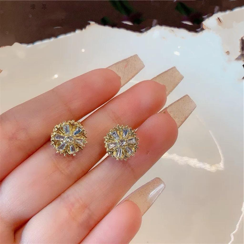 Zircon Gold Snowflake Earrings for Women, Small, Exquisite, Elegant, Versatile, Fashionable, and Luxurious.