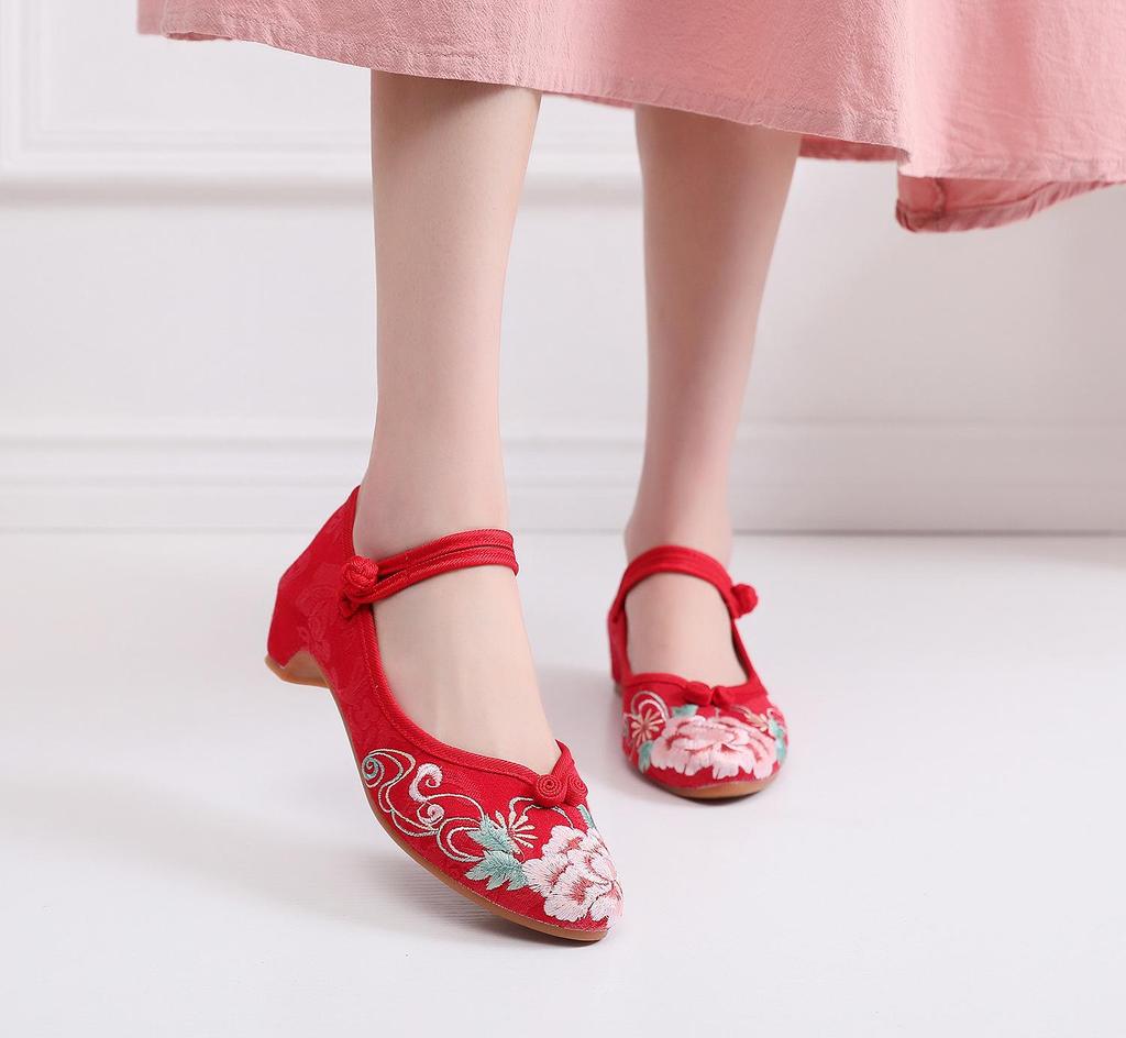 Beijing Embroidered Retro Mid-Heel Qipao Shoes: Ethnic Hanfu Dance Footwear with Pointed Toes