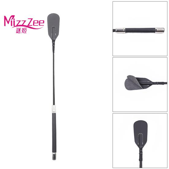 Mizz Zee Long Paar teilt Sexspielzeuge mit Griffen aus Kunstleder und reitet BDSM-Bondage-Spanking