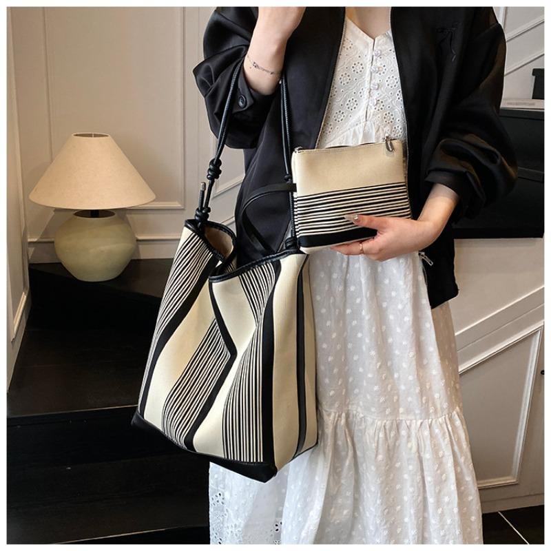 Niche new spring and summer large-capacity tote bag women's commuter fashion simple and versatile shoulder bag