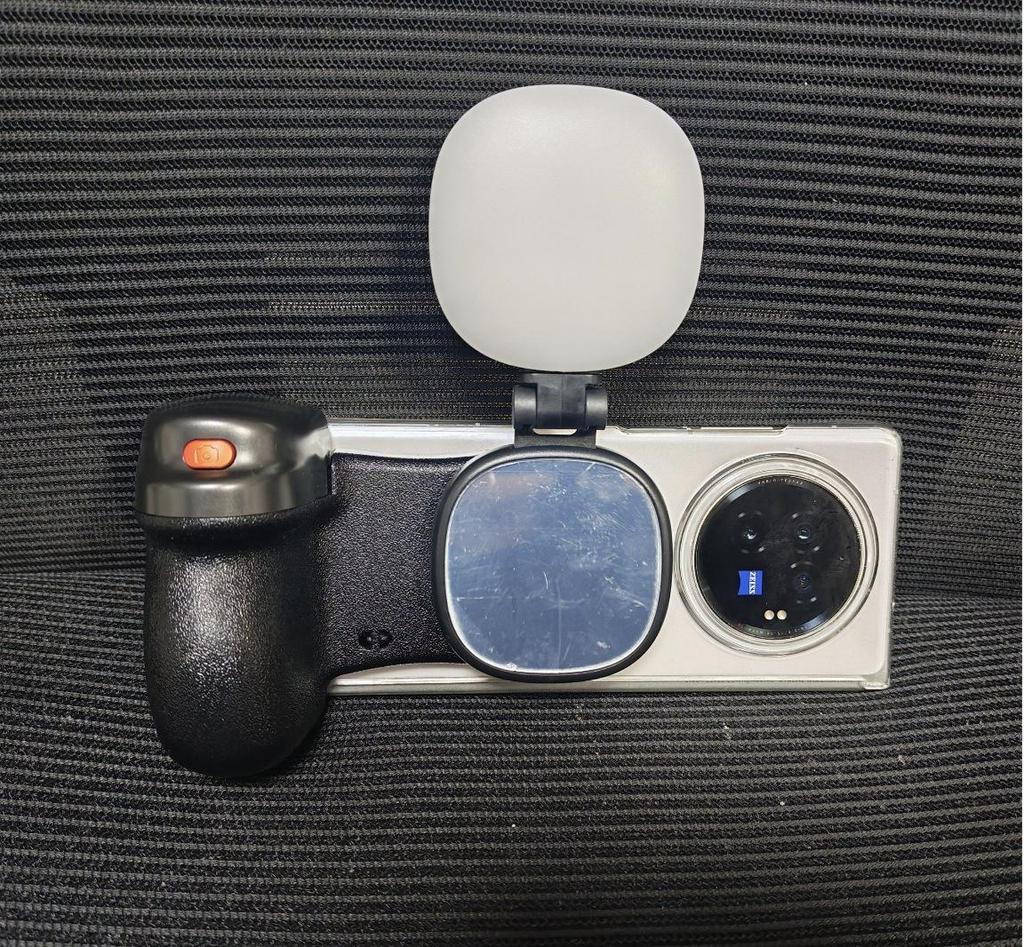 Magnetic Camera Handle & Remote Control Stabilizer for Mobile Phones - Portable Outdoor Zoom Photography Aid