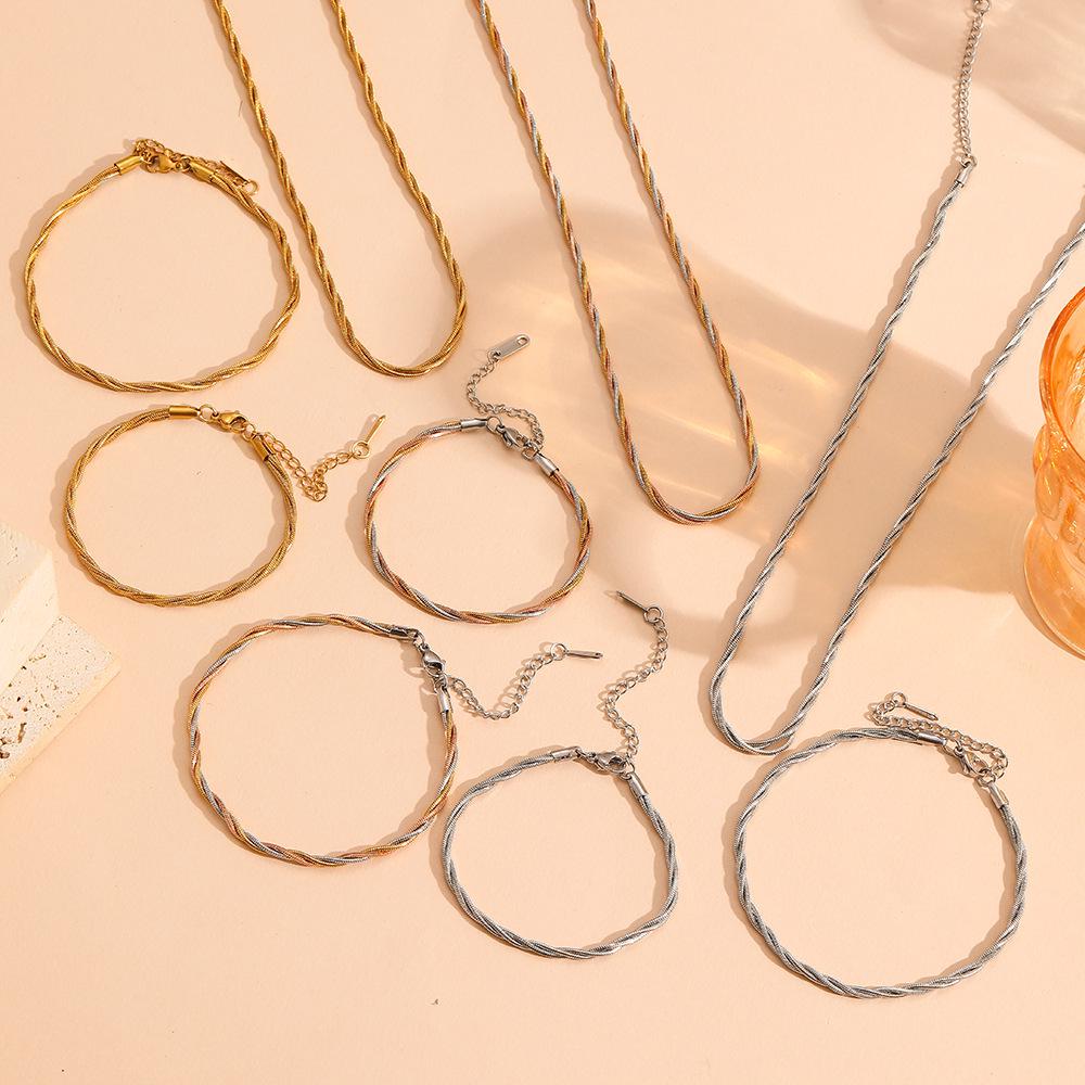 Elegantes dreilagiges geflochtenes Edelstahl-Schmuckset: Schlangen Zopf Europäischer Amerikanischer Stil, Farbecht 18K Titanstahl für Damen