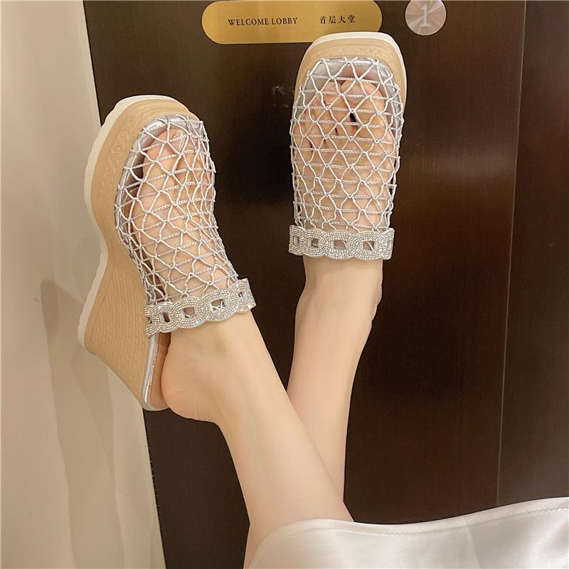 Sommermode Dicksohlige Schuhe mit Höhenabsatz Wasserdiamant-Zehensandalen und Modische Ein-Schulter-Hausschuhe