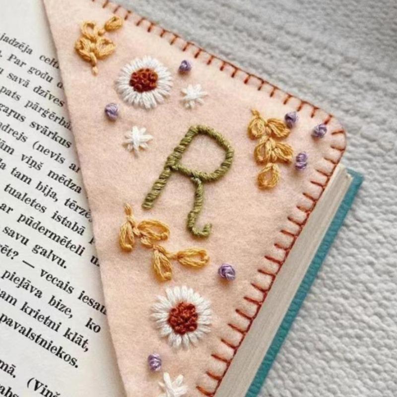 

Chinese Style Embroidery Bookmark Triangle Corner Felt Page Marker Classical Oriental Design Handmade Craft Stationery Gift