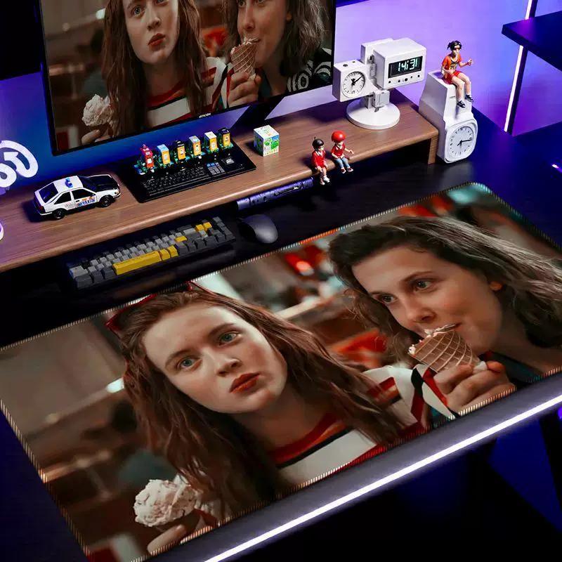 Neues High-Definition-Druck Stranger Things Leder-Mauspad Übergröße Film-Ausschnitt Schreibtischunterlage für Wohnheim E-Sport Anti-Rutsch-Maus-Tastatur-Pad Tischmatte