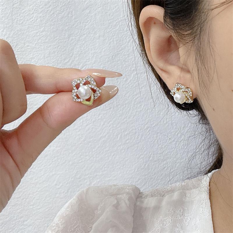 Sweet Big Flower Hollow Imitation Pearl Crystal Stud Earrings for Women Temperament Korean Design Jewelry