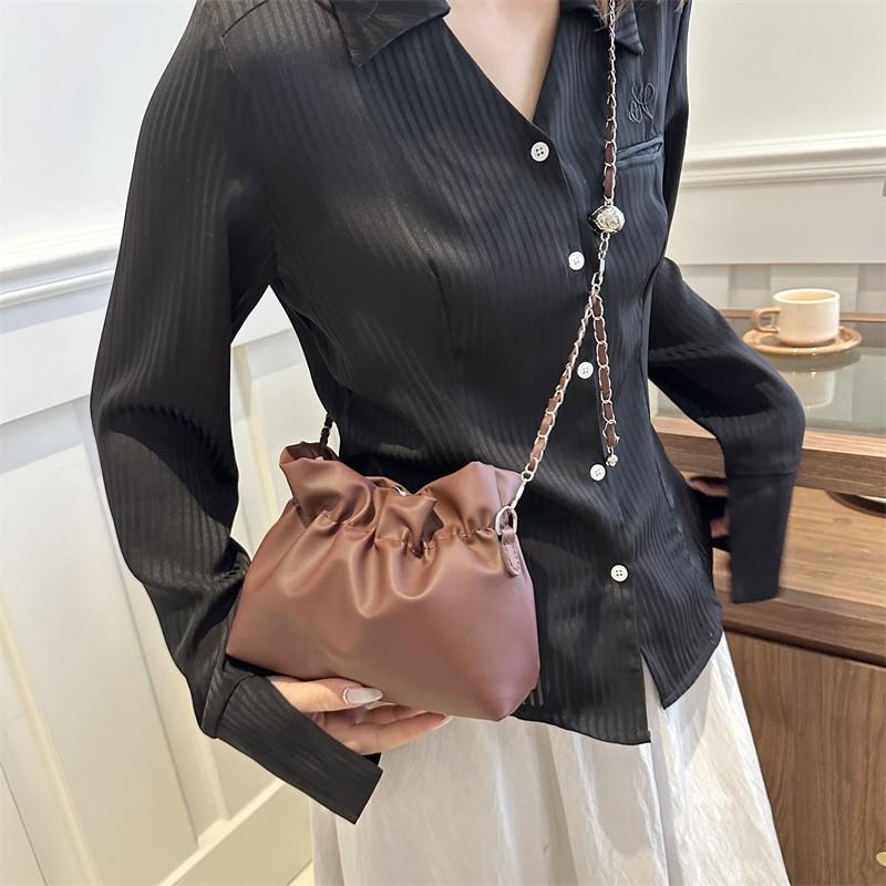 Fashion chain pleated bucket bag niche texture bag women's trend mobile phone shoulder messenger bag commute exquisite