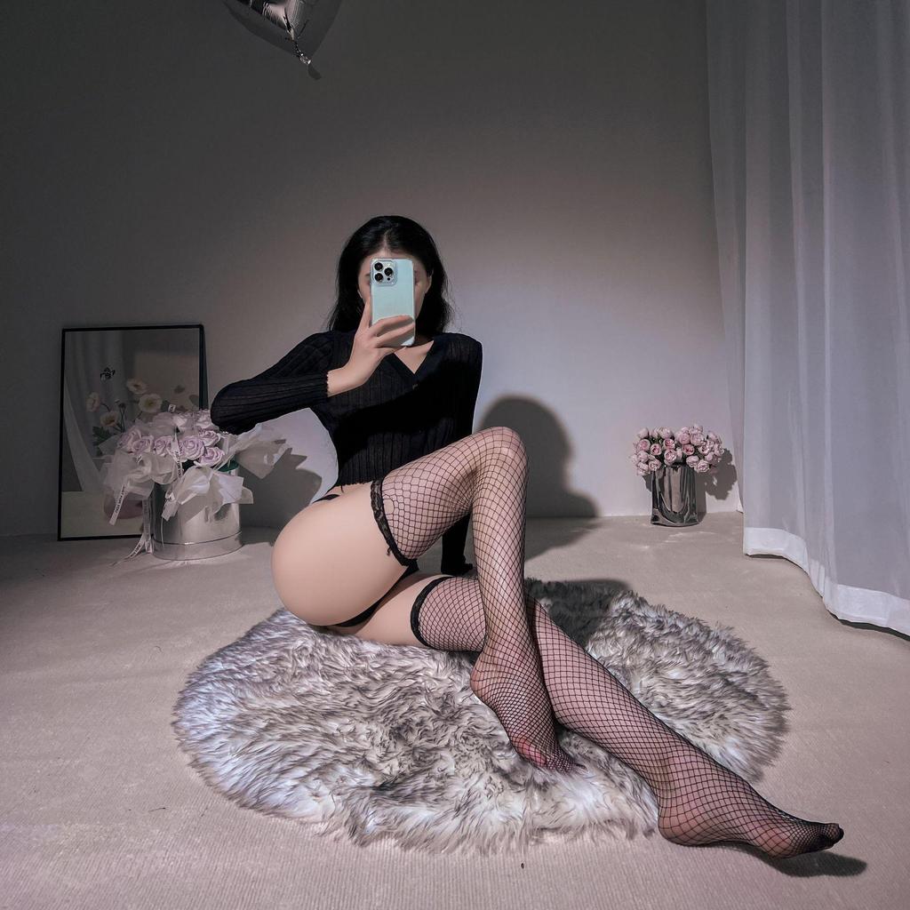 Leidenschaftliche Versuchung: Sexy schwarze Netzstrümpfe mit Schleifen-Knie-Detail