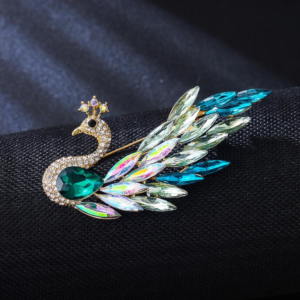 Light Luxury Elegant Gradual Change Crystal Peacock Brooch High-end Fashion Exquisite Pin Women Elegant Atmosphere Corsage Accessories