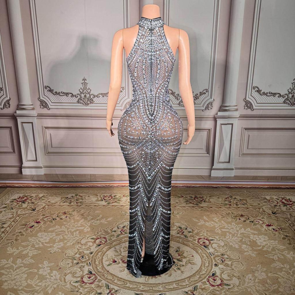 Luxuriöses Neckholder-Abendkleid mit Strasssteinen für weibliche Darstellerinnen