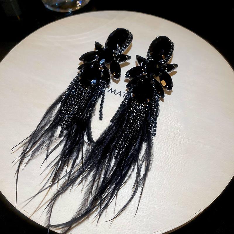 Srebrne Kolczyki Sztyfty z Kwiatem Czarnego Diamentu i Geometrycznym Frędzlem - Elegancki, Luksusowy, Wysokiej Klasy Design dla Kobiet