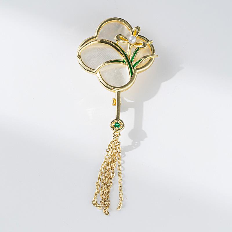 Bo Xin Yun Chinese Retro Tassel Fan  Clover Brooch - Hanfu Corsage Accessory