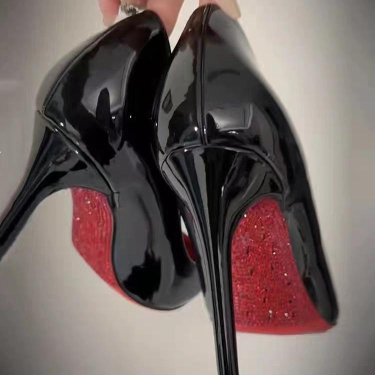 Červené podpatky jehlové podpatky s kamínky: Elegantní svatební boty s špičatou špičkou z černého lakovaného koženého materiálu pro jaro/léto 2025.