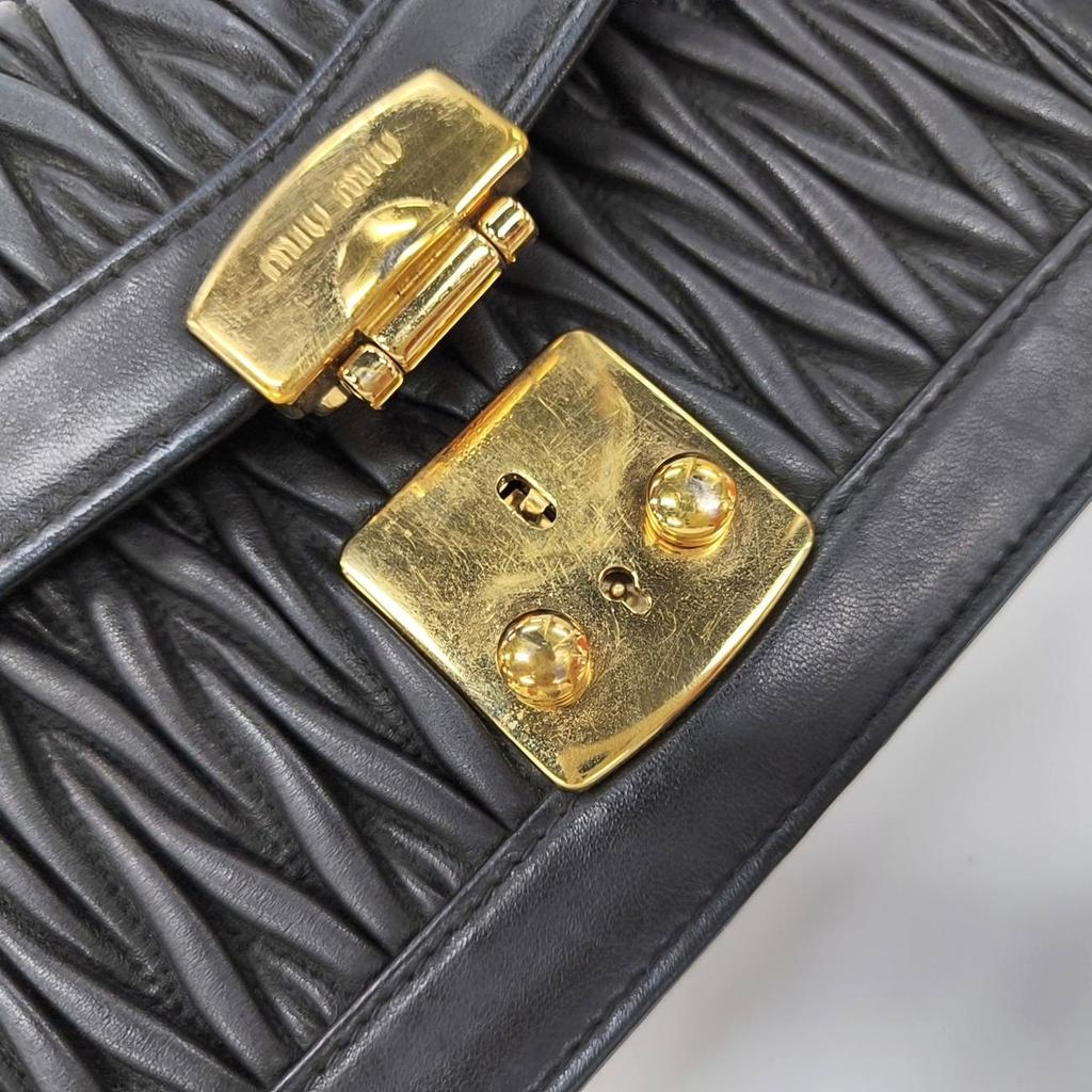 [Pre-Owned] Miu Confidential Smooth Edged Elegant Metal Lock Clasp Lambskin Envelope Crossbody Shoulder Bag - Very Good #1PLWY0U