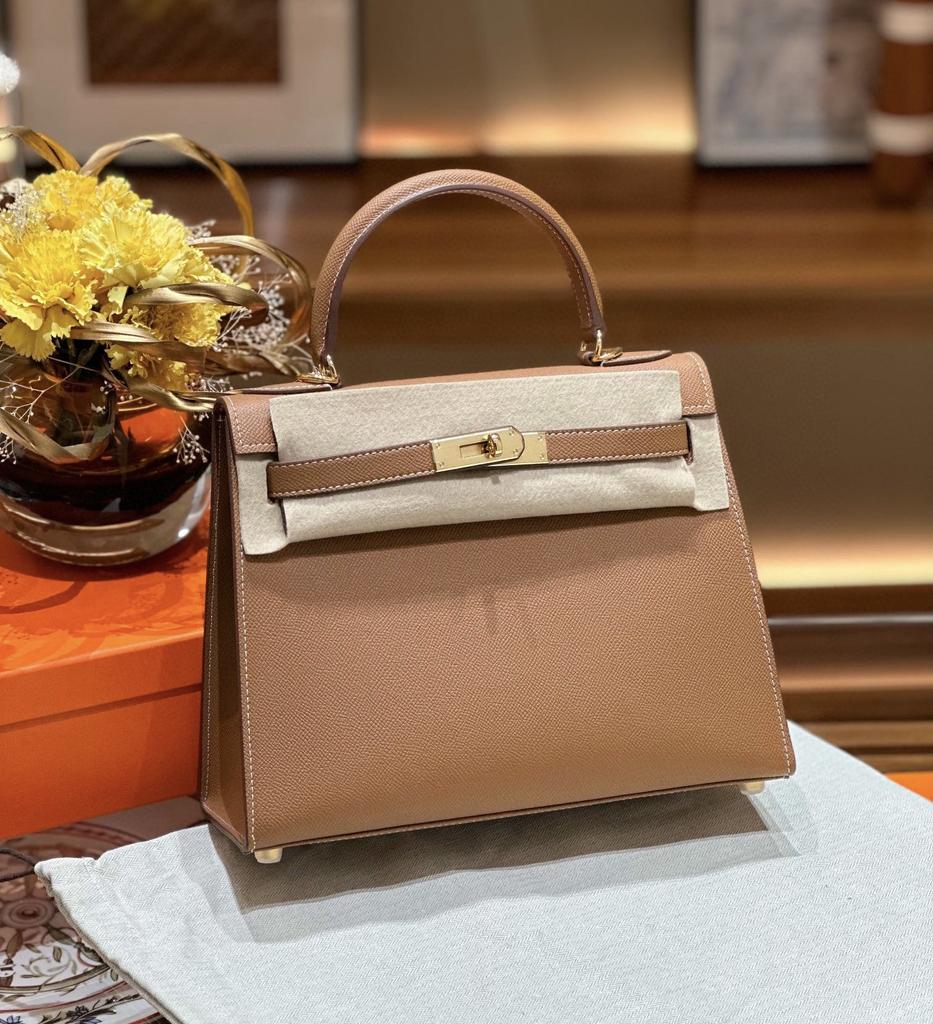 Dies ist eine hochwertige, maßgefertigte Tasche aus Epsom-Leder für Damen. Es eine Umhängetasche mit großem Fassungsvermögen aus Rindsleder