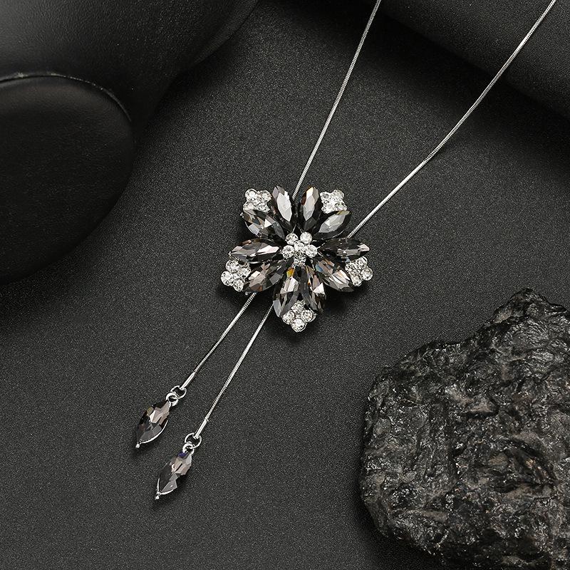 Luxury Non-Fading Korean Fashion Sweater Necklace: Autumn/Winter Women's Niche Design Pendant