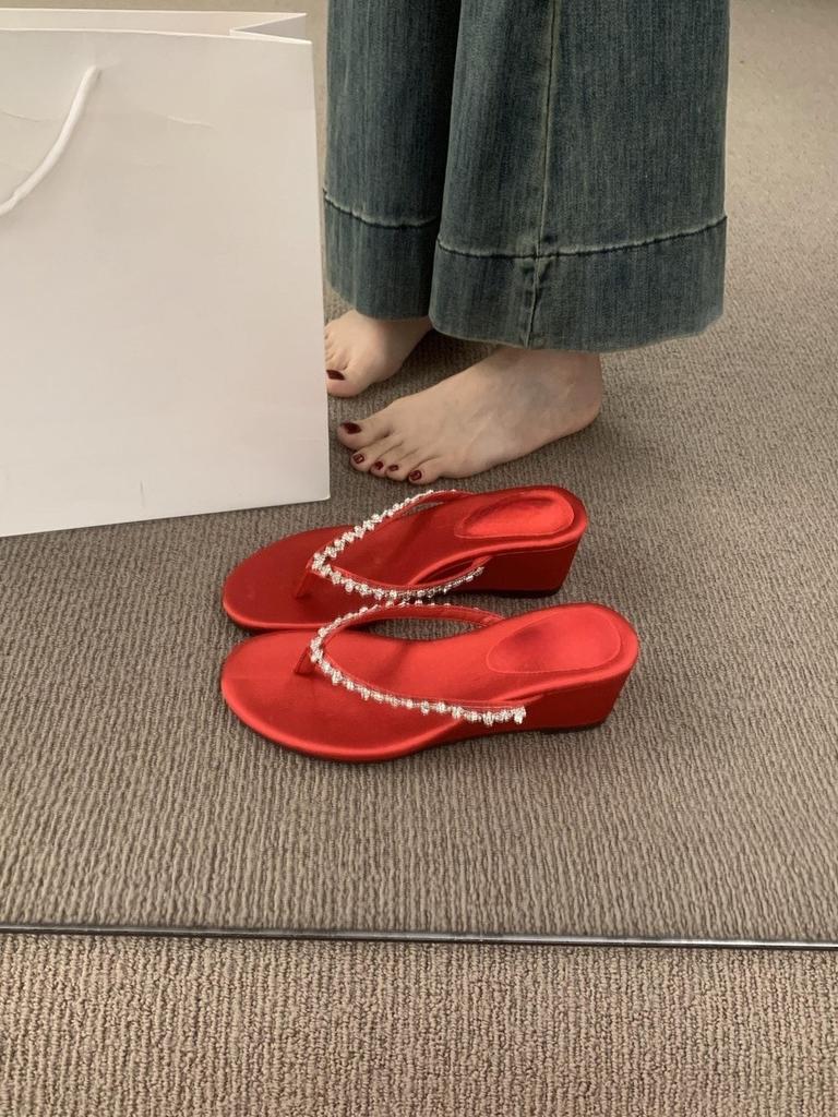 French beautiful rhinestone pinch red flip-flops 2025 new temperament wedge heel toe cool slippers women's summer wear