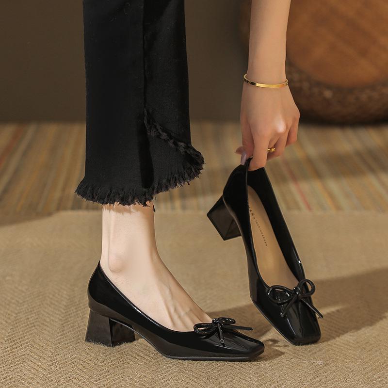 

Женские туфли на массивном высоком каблуке с квадратным носком из лакированной кожи с бантом 36 чёрный