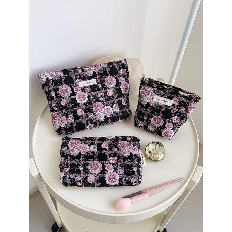 Large Capacity Travel Makeup Bag Vintage Cosmetic Pouch Portable Toiletry Organizer for Women Minimalist Clutch for Skincare Storage