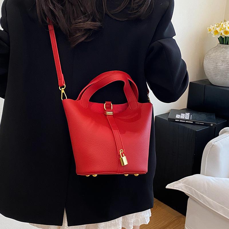 Large capacity hand carrying bucket bag women's 2025 new summer Korean version fashion casual shoulder bag premium messenger bag