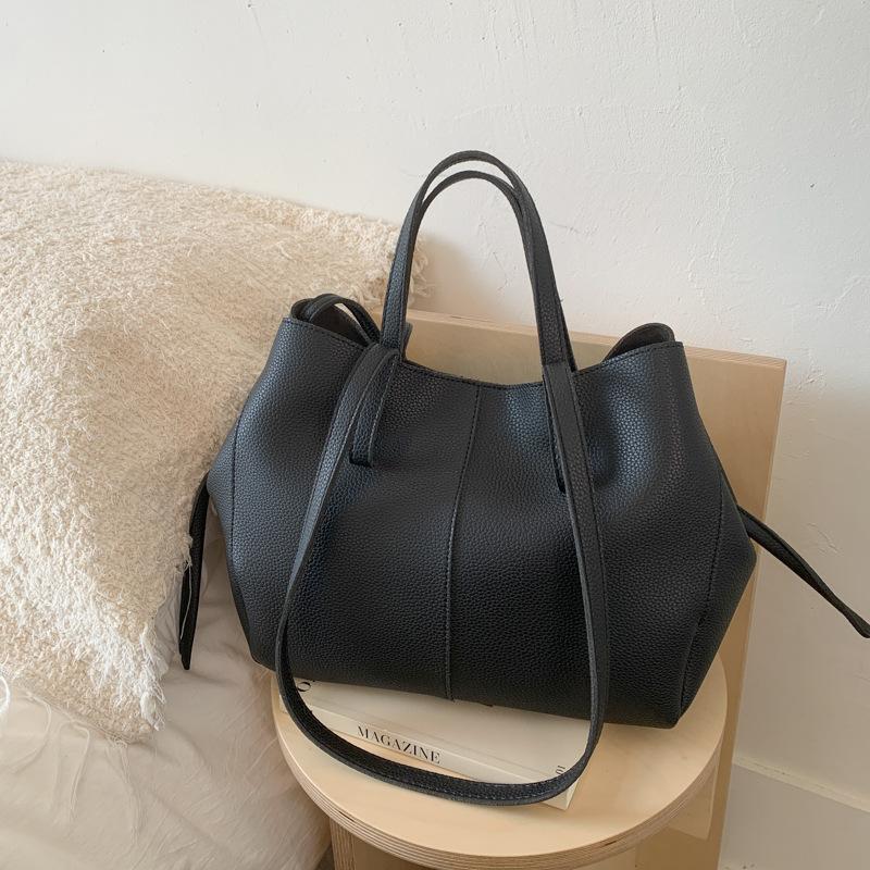 

Large capacity retro portable tote bag women s new versatile fashion shoulder bag casual commuter bag чёрный